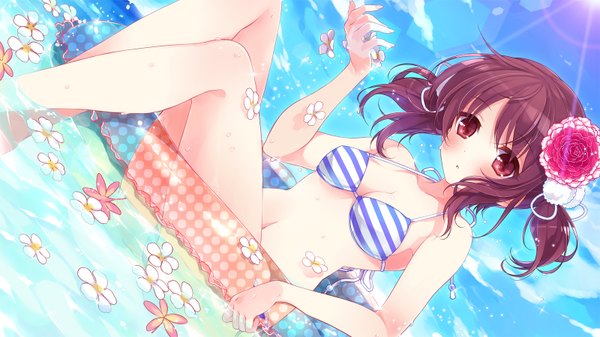 Anime picture 1600x900 with original moriyama shijimi single blush short hair red eyes brown hair wide image twintails short twintails afloat girl flower (flowers) swimsuit bikini swim ring striped bikini