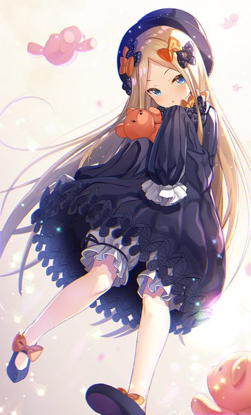 Anime-Bild 900x1485 mit fate (series) fate/grand order abigail williams (fate) yano mitsuki single tall image looking at viewer blush fringe blue eyes simple background blonde hair full body long sleeves very long hair hands in sleeves girl dress bow hair bow