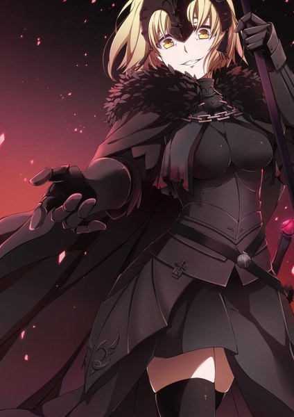 イラスト 800x1131 と Fateシリーズ fate/grand order fate/apocrypha jeanne d'arc (fate) (all) ジャンヌ・オルタ ゆきち (3379888) ソロ 長身像 カメラ目線 前髪 短い髪 おっぱい 金髪 笑顔 holding 黄色眼 絶対領域 fur trim grin gradient background