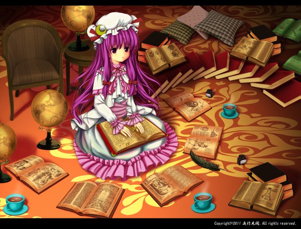Anime picture 1287x979 with touhou patchouli knowledge dr.yeh (artist) single long hair red eyes purple hair girl hat pillow book (books) feather (feathers) chair cup coffee globe