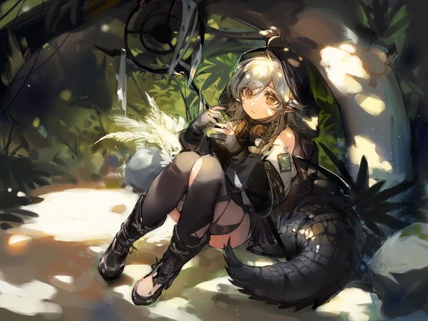 Anime-Bild 2048x1536 mit arknights tomimi (arknights) ciloranko single highres short hair sitting yellow eyes silver hair ahoge outdoors tail animal tail from above pointy ears crocodilian tail girl thighhighs gloves black thighhighs