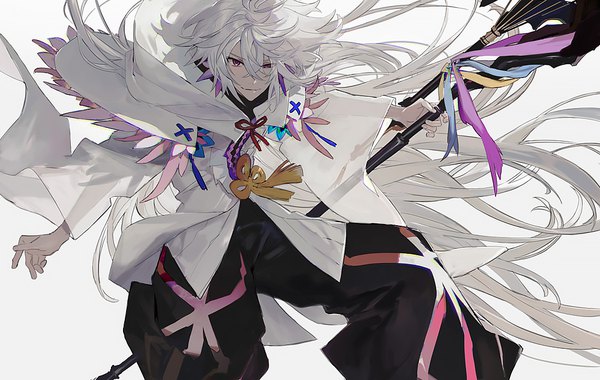 Anime picture 1000x633 with fate (series) fate/grand order merlin (fate) itefu single fringe simple background smile hair between eyes white background purple eyes silver hair very long hair spread arms boy tassel staff