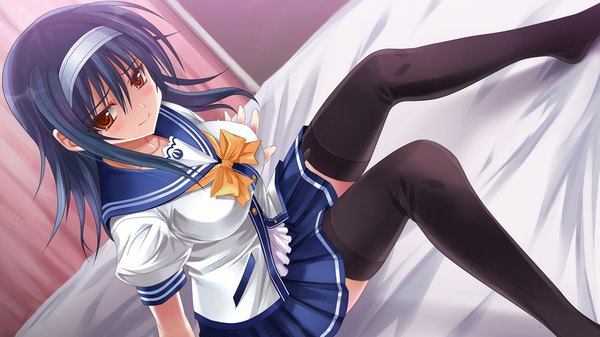 Anime picture 1024x576 with futagoza no paradox long hair blush red eyes wide image blue hair game cg zettai ryouiki girl thighhighs uniform black thighhighs school uniform hairband bed