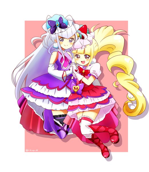 イラスト 1000x1150 と プリキュア hugっと!プリキュア 東映アニメーション ルールー・アムール 愛崎えみる キュアアムール キュアマシェリ sinzyukko 長身像 カメラ目線 赤面 前髪 開いた口 simple background 金髪 笑顔 白背景 紫目 ツインテール 肩出し