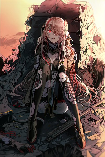 イラスト 650x971 と ドールズフロントライン m4 sopmod ii (girls frontline) 침묵소녀 ソロ 長髪 長身像 カメラ目線 前髪 light erotic 赤い目 座る ピンク髪 全身 outdoors long sleeves multicolored hair 片目隠れ arm support two-tone hair torn clothes