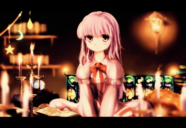 Anime picture 1600x1100 with touhou patchouli knowledge sora (cmamlr) single long hair blush sitting pink hair indoors blunt bangs long sleeves pink eyes blurry wallpaper letterboxed girl dress bow frills pillow