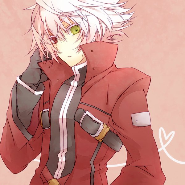 Аниме картинка 1024x1024 с лазурный гримуар blazblue phase 0 ragna the bloodedge hinokii один (одна) смотрит на зрителя чёлка короткие волосы открытый рот простой фон волосы между глазами красные глаза зелёные глаза серебряные волосы верхняя часть тела гетерохромия сердечко петлёй мужчина перчатки сердце (символ)