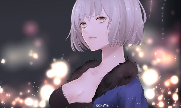 Anime picture 1500x896 with fate (series) fate/grand order jeanne d'arc (fate) (all) jeanne d'arc alter (fate) shino (mufn5785) single short hair breasts wide image signed yellow eyes cleavage silver hair upper body fur trim wicked dragon witch ver. shinjuku 1999 girl fur