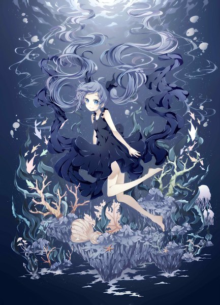 Аниме картинка 2526x3500 с вокалоид хацунэ мику azure-aoi- один (одна) высокое изображение смотрит на зрителя высокое разрешение голубые глаза улыбка два хвостика синие волосы очень длинные волосы босиком голые ноги без рукавов под водой девушка платье животное чёрное платье