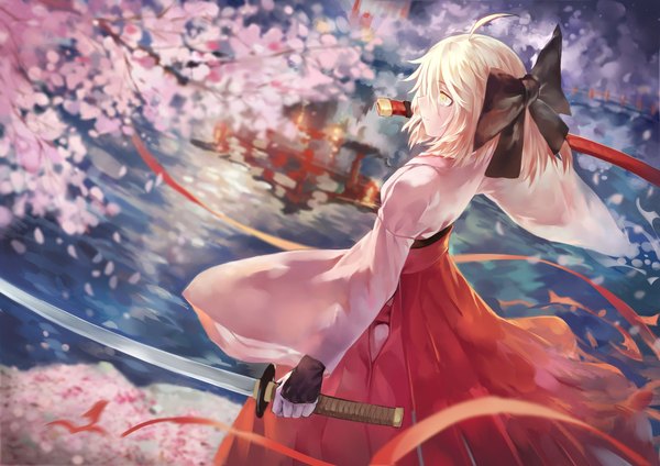 Anime picture 2000x1414 with fate (series) fate/grand order fate/stay night artoria pendragon (all) saber okita souji (fate) (all) okita souji (koha-ace) azomo single fringe highres short hair blonde hair smile hair between eyes standing holding yellow eyes payot looking away