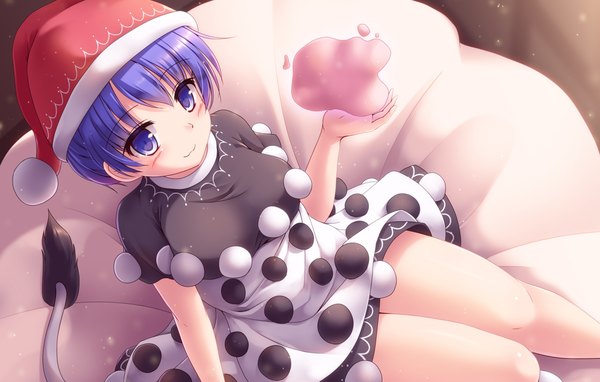 Anime picture 1650x1050 with touhou doremy sweet lzh single looking at viewer fringe short hair blue eyes smile sitting blue hair tail animal tail from above :3 girl dress hat santa claus hat