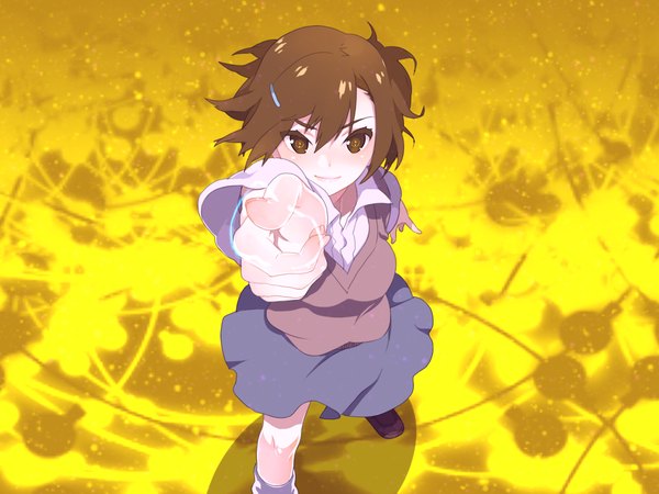 Anime picture 1024x768 with to aru kagaku no railgun j.c. staff misaka mikoto kurono yuu single looking at viewer blush short hair smile brown hair brown eyes from above outstretched arm yellow background girl uniform hair ornament school uniform bobby pin