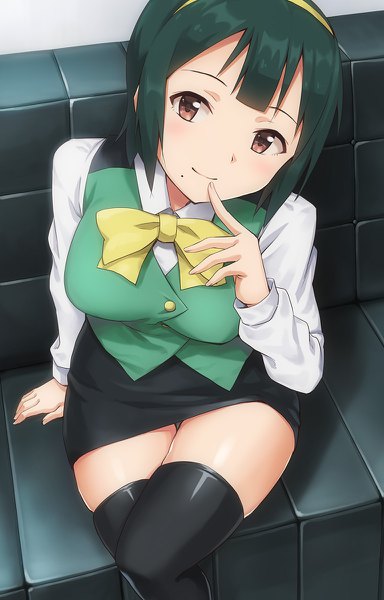 Аниме картинка 768x1200 с идолмастер otonashi kotori hashi один (одна) высокое изображение смотрит на зрителя короткие волосы сидит карие глаза зелёные волосы родинка скрещенные ноги палец у рта родинка под ртом девушка чулки юбка чулки (чёрные) мини-юбка обруч (ободок) для волос