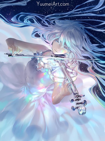 Аниме картинка 1500x2000 с оригинальное изображение yuumei один (одна) длинные волосы высокое изображение подписанный белые волосы закрытые глаза альбинос играть девушка платье белое платье звезда (звёзды) музыкальный инструмент скрипка смычок