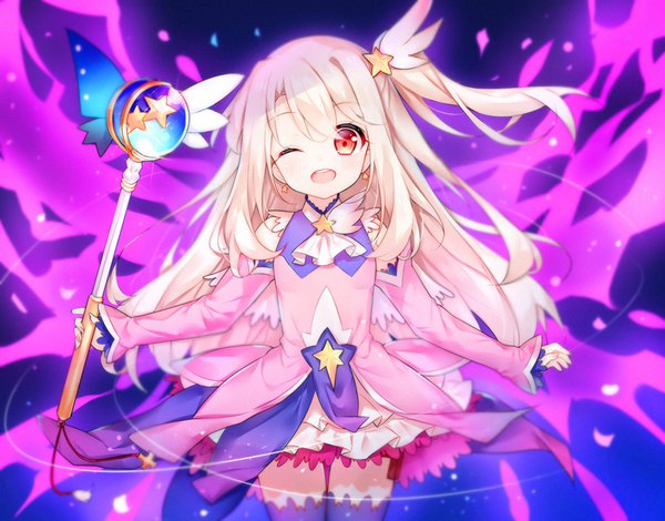 Anime picture 900x706 with fate (series) fate/kaleid liner prisma illya illyasviel von einzbern prisma illya tengxiang lingnai single long hair looking at viewer open mouth blonde hair red eyes one eye closed wink one side up spread arms ;d cute aura girl thighhighs