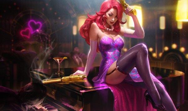 イラスト 1920x1133 と league of legends miss fortune (league of legends) キラト 長髪 カメラ目線 highres おっぱい wide image 座る 肩出し holding 緑の目 cleavage 全身 bent knee (knees) 赤髪 indoors arm up realistic arm support