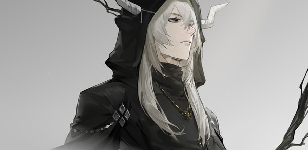 Anime-Bild 2480x1205 mit arknights confessarius (arknights) yeyuanqianqianqian single long hair fringe highres simple background hair between eyes wide image looking away upper body horn (horns) grey hair grey background grey eyes boy hood
