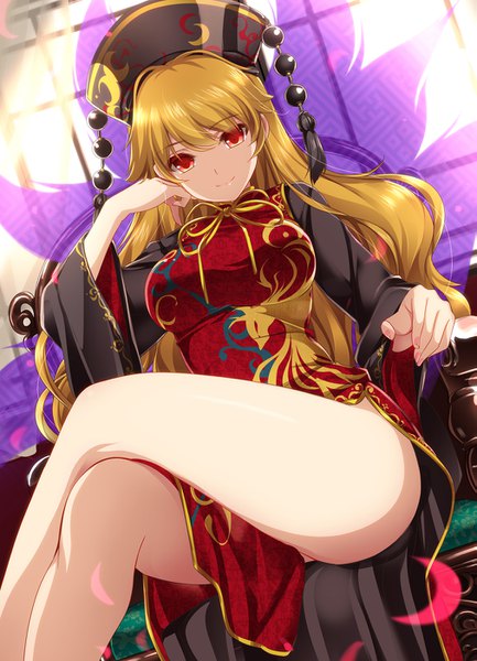 Anime picture 1011x1400 with touhou junko (touhou) moneti (daifuku) single long hair tall image looking at viewer fringe light erotic blonde hair smile red eyes sitting traditional clothes arm support bare legs from below thighs crossed legs chinese clothes