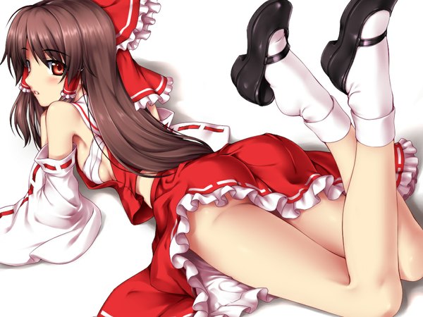 Anime picture 1000x750 with touhou hakurei reimu nonbe long hair blush light erotic red eyes brown hair white background ass legs miko girl bow hair bow detached sleeves socks white socks