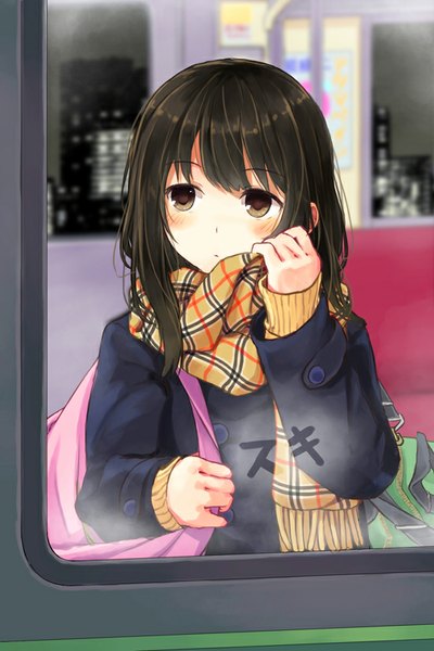 Аниме картинка 550x825 с оригинальное изображение niichi (komorebi-palette) один (одна) длинные волосы высокое изображение румянец чёлка каштановые волосы надпись город городские огни девушка окно шарф свитер сумка зимняя (тёплая) одежда метро