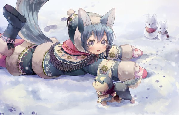 Anime picture 1550x1000 with shironeko project koyomi (shironeko project) tarou (shironeko project) rukako single looking at viewer blush fringe short hair open mouth smile hair between eyes blue hair outdoors lying :d grey eyes loli fur trim snowing