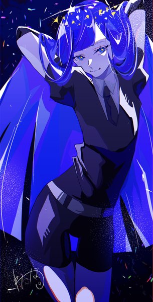 Аниме картинка 2080x4092 с страна самоцветов lapis lazuli (houseki no kuni) watahoshi один (одна) длинные волосы высокое изображение смотрит на зрителя чёлка высокое разрешение голубые глаза улыбка стоя синие волосы прямая чёлка расстояние между бёдрами руки за головой androgynous форма галстук
