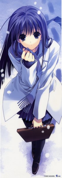 Аниме картинка 1241x3500 с suzuhira hiro длинные волосы высокое изображение смотрит на зрителя чёлка голубые глаза синие волосы снегопад зима снег stick poster колготки шарф сумка пальто зимняя (тёплая) одежда
