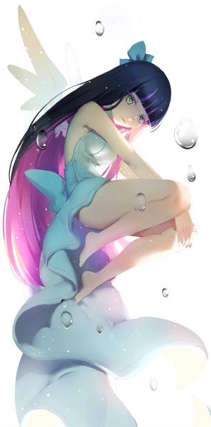 Anime-Bild 595x1200 mit panty & stocking with garterbelt anarchy stocking yuiko (yuiko33miao) single long hair tall image looking at viewer blush fringe highres simple background white background bare shoulders green eyes purple hair full body bent knee (knees) blunt bangs parted lips head tilt