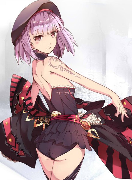 Аниме картинка 1000x1364 с fate (series) fate/grand order helena blavatsky (fate) venomrobo один (одна) высокое изображение смотрит на зрителя чёлка высокое разрешение короткие волосы лёгкая эротика улыбка фиолетовые глаза голые плечи фиолетовые волосы попка оглядывается татуировка девушка нижнее бельё