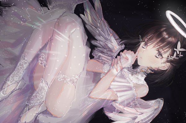 Anime picture 1512x1001 with original naomasap single looking at viewer blush fringe short hair light erotic simple background hair between eyes brown hair bent knee (knees) fingernails black background angel wings silver eyes white wings angel holding arm convenient leg