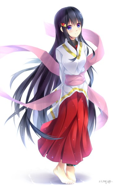 Anime-Bild 800x1280 mit original dmith (baguscasbon) single tall image blush blue eyes black hair simple background white background very long hair traditional clothes barefoot light smile hands behind back girl hair ornament belt