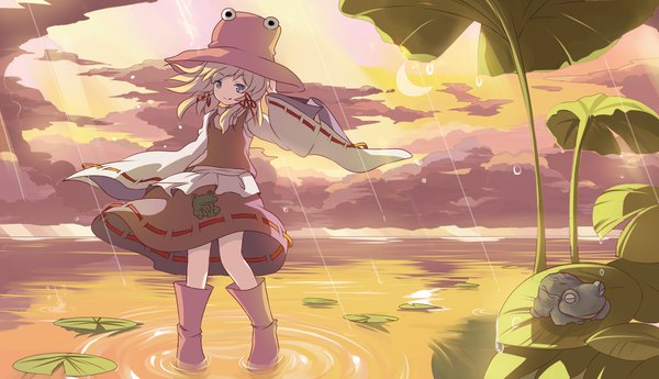 Anime picture 1742x1003 with touhou moriya suwako risutaru single long hair looking at viewer fringe highres blonde hair wide image standing sky cloud (clouds) full body outdoors light smile wind wide sleeves grey eyes evening