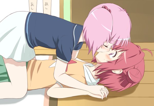 Anime picture 1340x925 with yuru yuri doga kobo akaza akari yoshikawa chinatsu suzushiro yukari short hair multiple girls pink hair red hair pink eyes holding hands shoujo ai kiss girl 2 girls