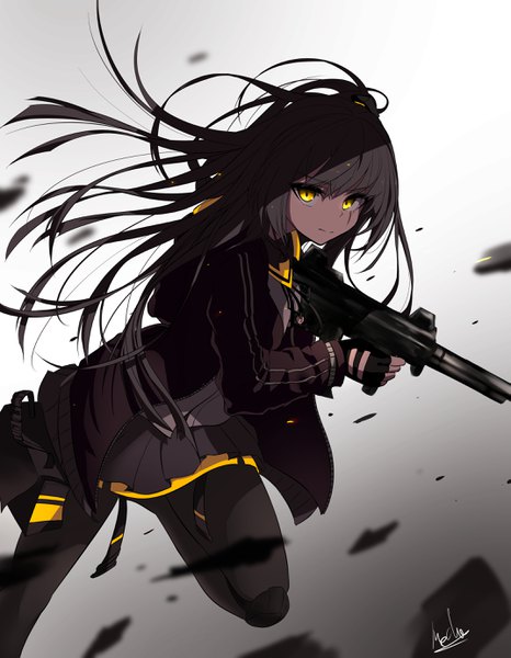 Anime-Bild 2145x2759 mit girls frontline ump45 (girls frontline) mecha (alswp) single long hair tall image looking at viewer fringe highres black hair simple background standing holding signed yellow eyes payot bent knee (knees) blunt bangs pleated skirt blurry