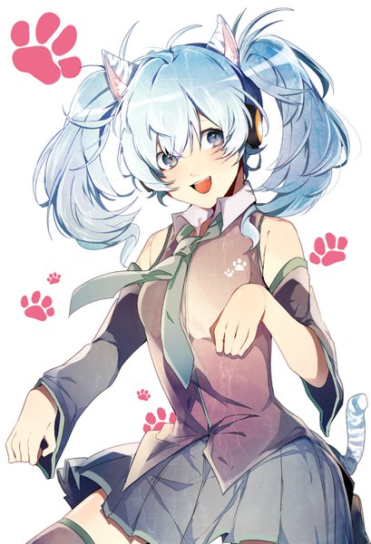 イラスト 955x1400 と ボーカロイド 初音ミク ujijinoji ソロ 長髪 長身像 カメラ目線 赤面 前髪 開いた口 青い目 simple background 笑顔 立つ 白背景 ツインテール 肩出し 獣耳 尻尾 :d