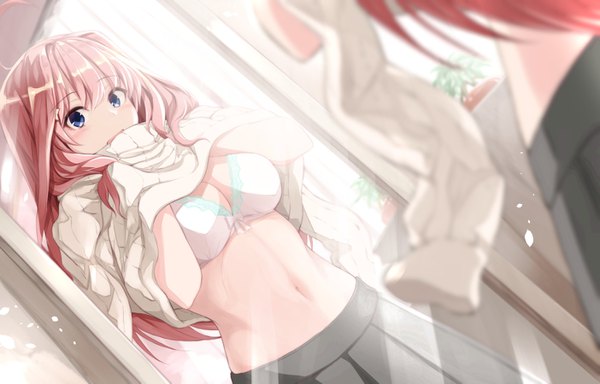 Anime picture 1403x899 with go-toubun no hanayome nakano itsuki fuu (fuore) single long hair blush fringe breasts open mouth blue eyes light erotic hair between eyes large breasts standing pink hair cleavage ahoge pleated skirt sunlight blurry