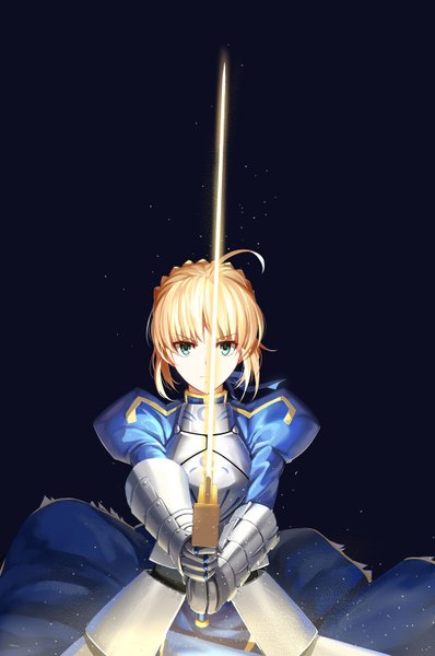 Anime picture 996x1502 with fate (series) fate/stay night type-moon artoria pendragon (all) saber yunsang single tall image looking at viewer short hair blonde hair holding green eyes ahoge braid (braids) puffy sleeves dark background girl ribbon (ribbons) weapon