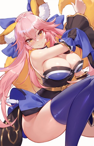 イラスト 912x1415 と Fateシリーズ fate/extra tamamo (fate) (all) キャス狐 calder ソロ 長髪 長身像 カメラ目線 赤面 前髪 おっぱい light erotic simple background 笑顔 hair between eyes 大きな乳房 白背景 座る 肩出し