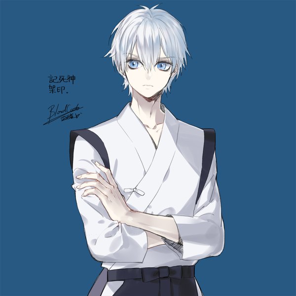 Anime picture 1000x1000 with kyoukai no rinne kain (kyoukai no rinne) bloodcat (babacatcat) single fringe short hair blue eyes simple background hair between eyes standing signed looking away silver hair upper body traditional clothes japanese clothes blue background crossed arms boy