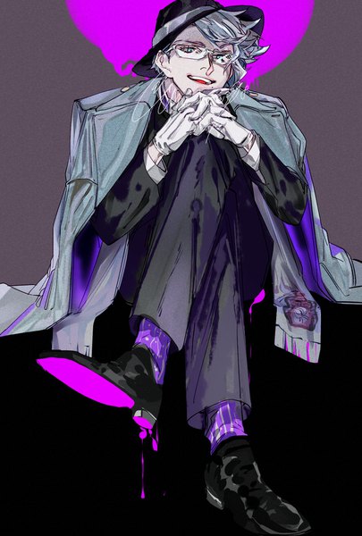 Anime-Bild 1181x1748 mit twisted wonderland azul ashengrotto hamaguri single tall image looking at viewer fringe short hair open mouth blue eyes sitting silver hair bent knee (knees) :d mole crossed legs mole under mouth hands clasped clothes on shoulders boy
