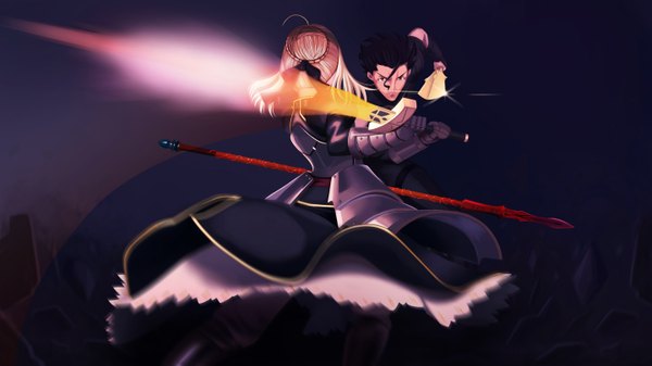 Anime-Bild 1440x810 mit fate (series) fate/stay night fate/zero studio deen type-moon artoria pendragon (all) saber diarmuid ua duibhne (lancer) (fate) aya (star) short hair black hair blonde hair red eyes wide image holding ahoge from behind dual wielding battle girl