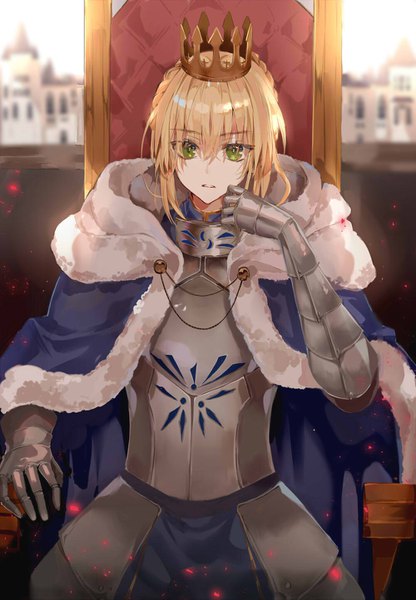 イラスト 1000x1443 と Fateシリーズ fate/grand order フェイト／ステイナイト アルトリア・ペンドラゴン セイバー BR/びろく ソロ 長身像 カメラ目線 前髪 短い髪 金髪 hair between eyes 座る 緑の目 三つ編み blurry 女の子 鎧 建物