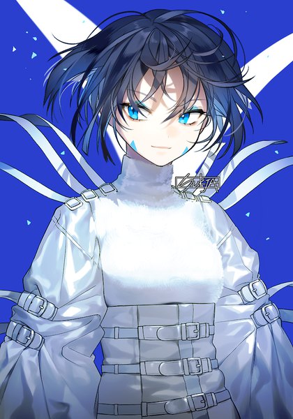 イラスト 700x1000 と オリジナル 숙자 ソロ 長身像 前髪 短い髪 青い目 黒髪 simple background hair between eyes signed looking away upper body blue background face paint 女の子 ベルト ボディースーツ タートルネック