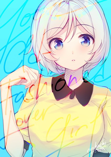 Anime picture 919x1300 with virtual youtuber .live dennou shoujo siro nijihashi sora single tall image looking at viewer short hair blue eyes signed silver hair upper body text blue background girl blouse