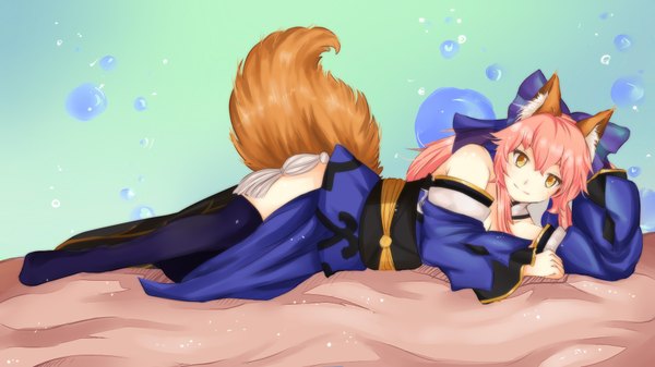 Anime-Bild 1920x1080 mit fate (series) fate/extra type-moon tamamo (fate) (all) tamamo no mae (fate) chimdae single long hair looking at viewer highres blonde hair smile wide image animal ears yellow eyes pink hair ponytail tail lying traditional clothes