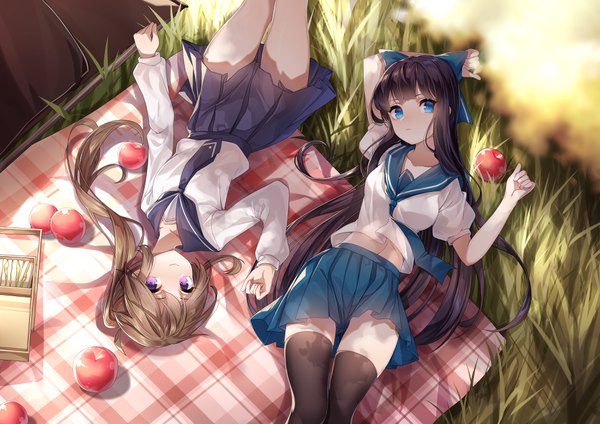 Anime-Bild 4000x2828 mit original de da xianyu long hair looking at viewer blush fringe highres blue eyes black hair smile brown hair purple eyes multiple girls absurdres outdoors ponytail lying long sleeves pleated skirt arm up