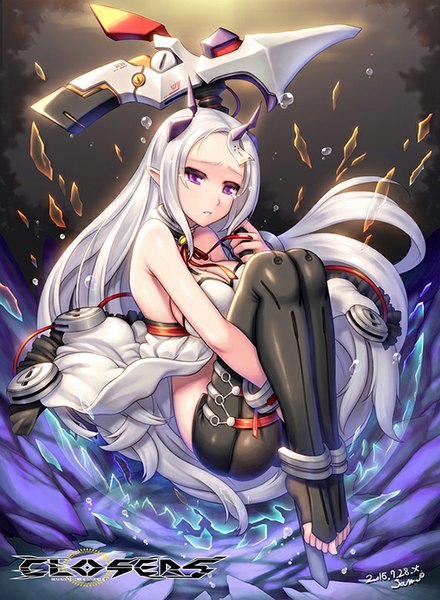 イラスト 594x810 と closers ecell (artist) ソロ 長身像 おっぱい 大きな乳房 紫目 銀髪 bent knee (knees) very long hair 角 エルフ耳 女の子 涙滴