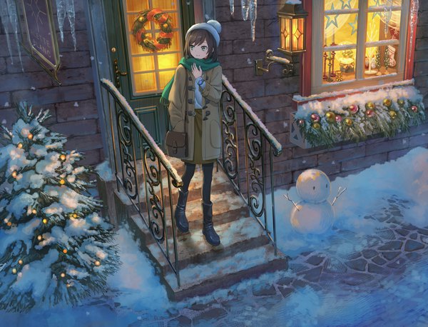 Anime picture 1965x1500 with original pippi (pixiv 1922055) single fringe highres short hair smile brown hair green eyes looking away full body outdoors light christmas winter snow hand in pocket walking brick wall girl