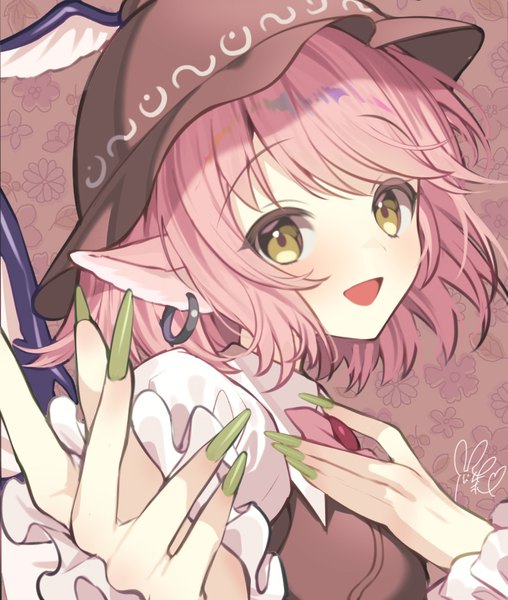 Anime-Bild 881x1041 mit touhou mystia lorelei haiba 09 single tall image looking at viewer short hair open mouth yellow eyes pink hair upper body nail polish :d fingernails hand on chest long fingernails floral background green nail polish girl hat