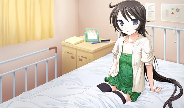 Anime picture 1024x600 with kono sekai no mukou de single long hair black hair wide image sitting game cg black eyes arm support girl thighhighs black thighhighs bed